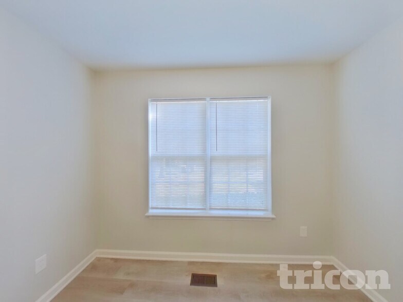 Building Photo - 1585 Kingston Dr