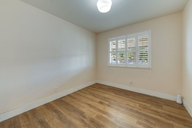Building Photo - Updated 3-Bedroom Home! Modern Kitchen, Co...