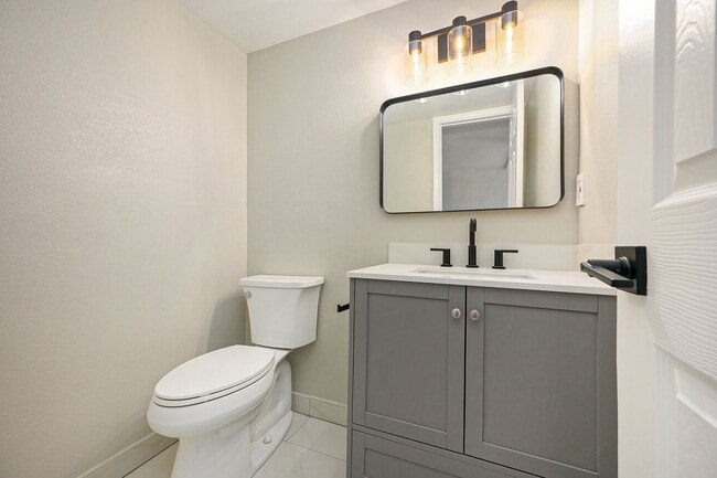 Building Photo - Updated 3BR/2BA in Great Location: Available Now