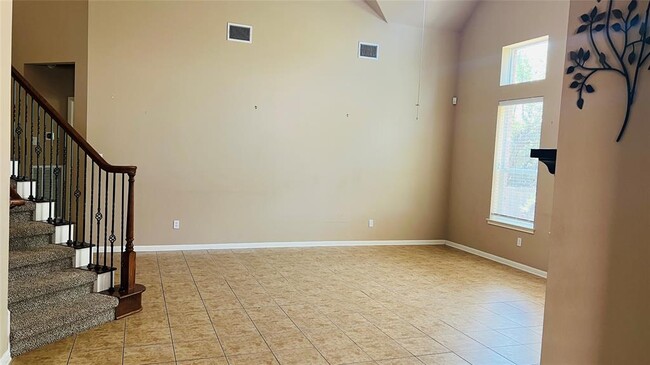 Building Photo - 513 Fallen Oaks Dr