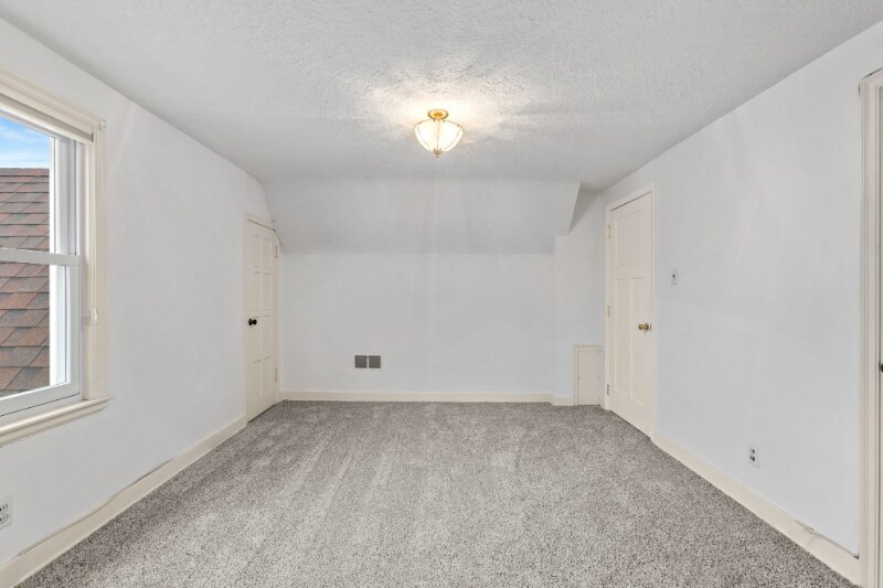 Building Photo - 1936 N Park Ave