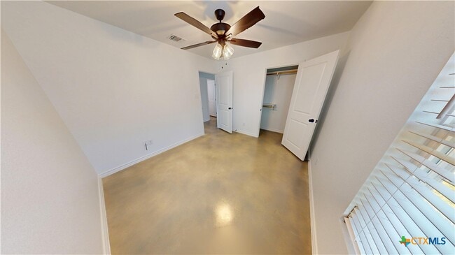 Building Photo - 905 Smoke Tree Ln