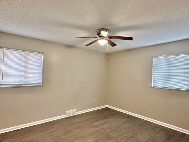 Building Photo - 141 N White Station Rd