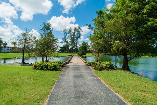 Building Photo - 9420 S Hollybrook Lake Dr