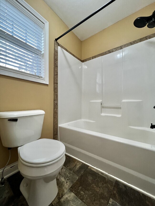 Building Photo - Charming 3BR/2.5BA Home in Clarksville! PE...