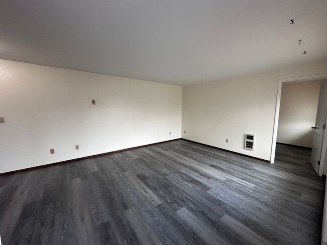 Building Photo - *COMING SOON* 2 Bedroom 1 Bath Single Story 4-plex