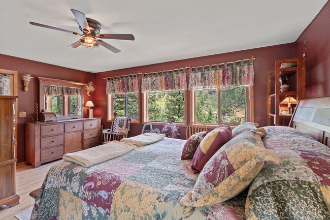 Building Photo - Cozy Green Mountain Falls Cottage