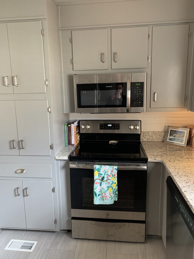 Building Photo - 1705 5th Ave