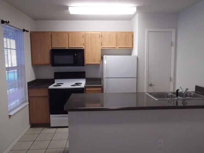 Building Photo - Country Club Apartments