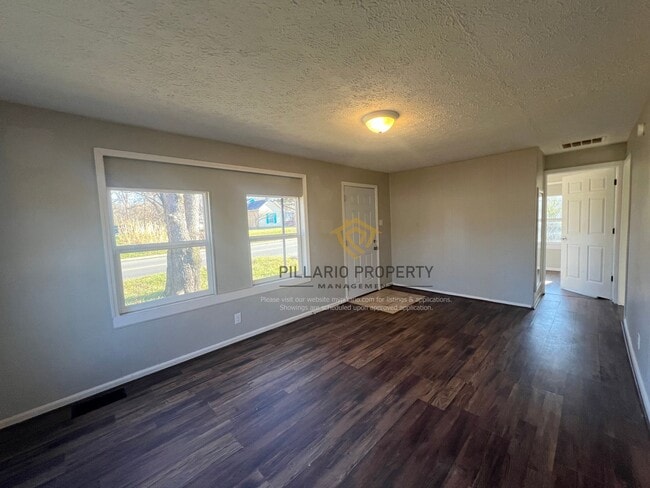 Building Photo - Updated 2 Bedroom 1 Bathroom near Forest M...