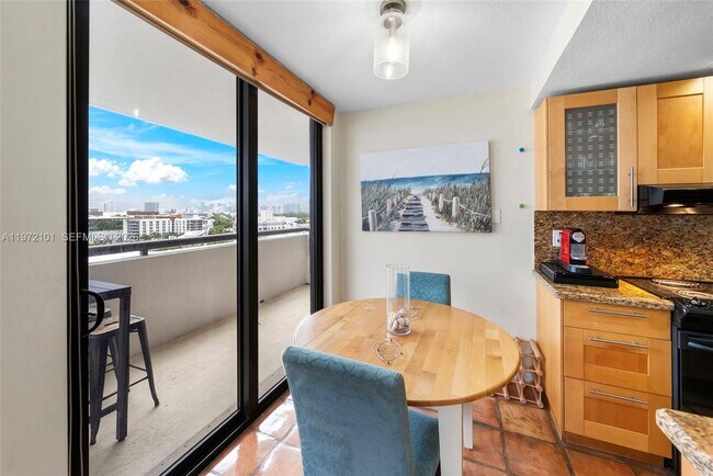 Building Photo - 2555 Collins Ave