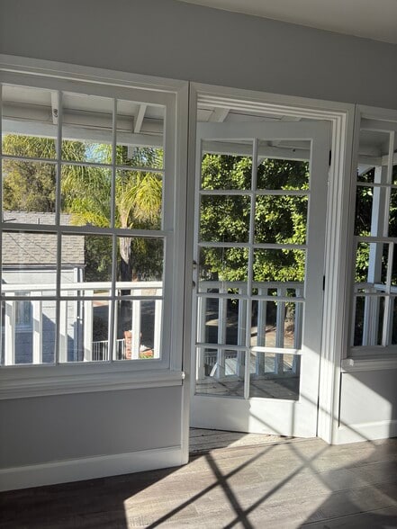 Building Photo - 5516 Vanalden Ave