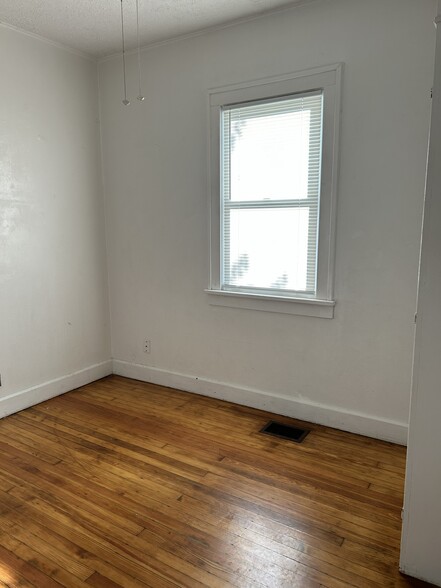 Building Photo - 1415 E 34th St