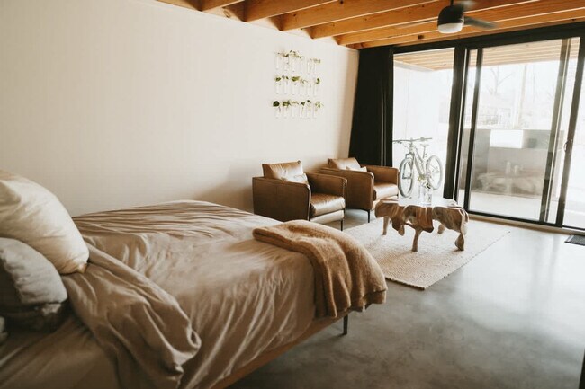 Building Photo - 503 NW D St