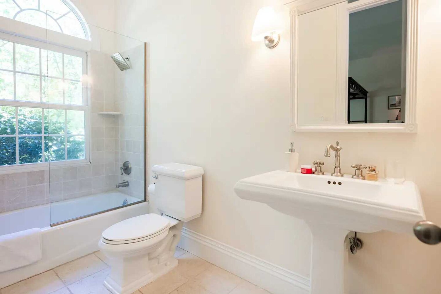 Building Photo - 19 Old School House Ln