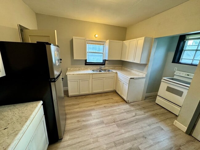 Building Photo - 3 bedroom 1 bath house for rent