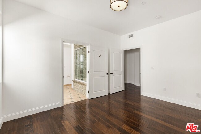 Building Photo - 320 S Swall Dr