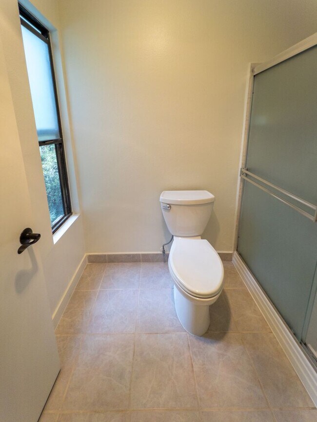 Building Photo - Large 2bed/ 2 bath corner unit in the heart of Silverlake with Hot Tub, Pool, Gated Parking and P...