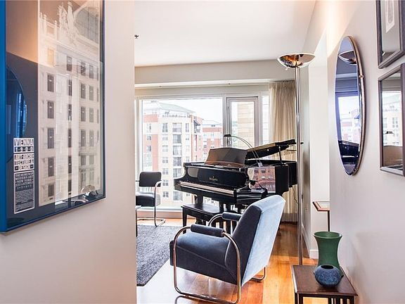 Building Photo - "Chic 1-Bedroom Urban Retreat with Granite...