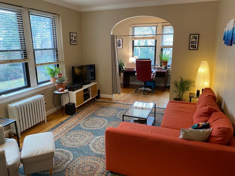Spacious living room with lots of windows - 4007 Connecticut Ave NW