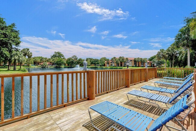 Building Photo - Updated 2 Bed, 2 Bath 1st Floor Condo with Garden Views in Lakes of Jacaranda, Plantation