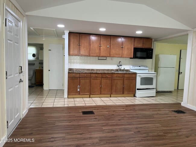 Building Photo - 551 Capstan Ave