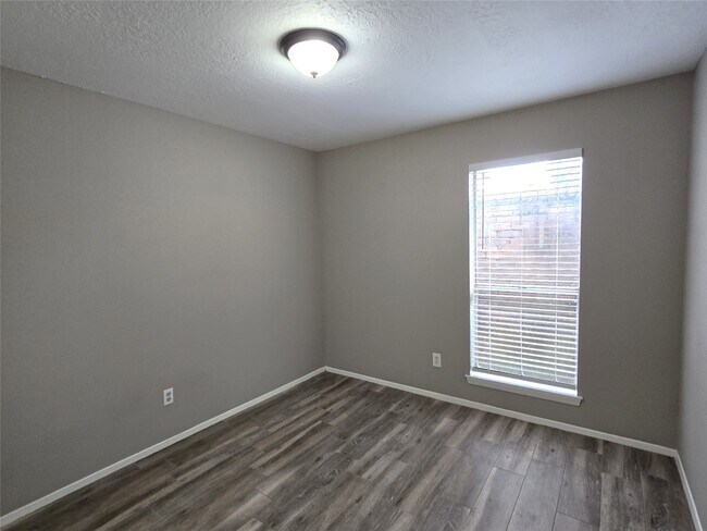 Building Photo - 24015 Farm Hill Dr