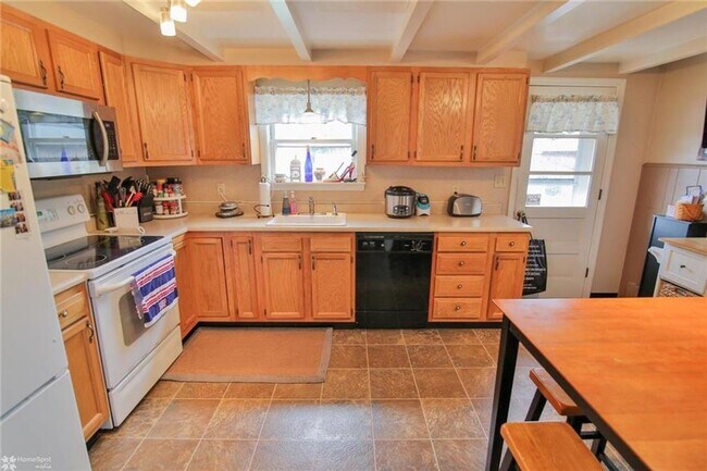 Building Photo - This adorable home is available for rent. This 2 bedroom property has bee renovated