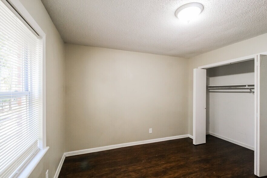 Building Photo - 5151 Hillside Dr NW