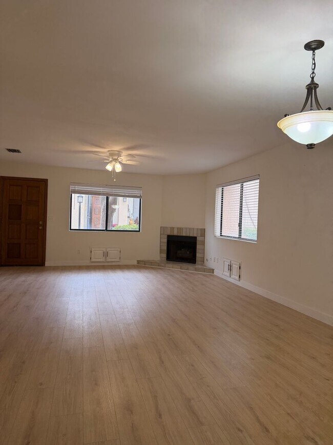 Building Photo - Stunning Midtown 2 Bedroom 2 Bath Townhome in Gated Community!