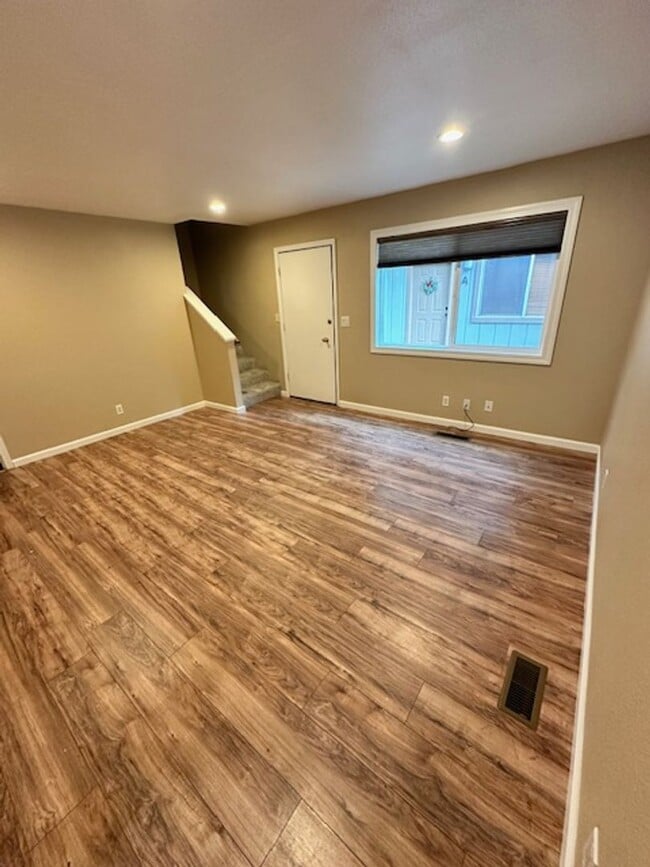 Building Photo - Nicely updated duplex 2Bd unit available soon!! Call me today to inquire!