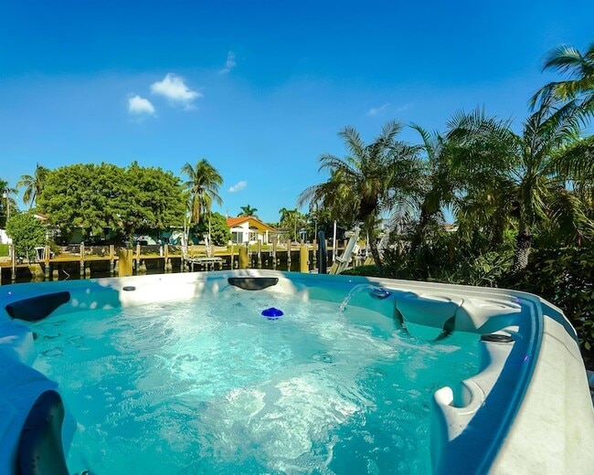 Building Photo - 2531 NE 47th St