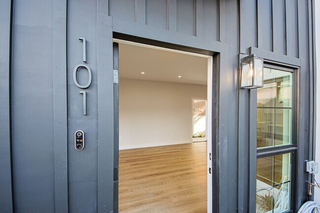 Building Photo - Luxury Living with Massive Private Yard in Downtown Burbank!