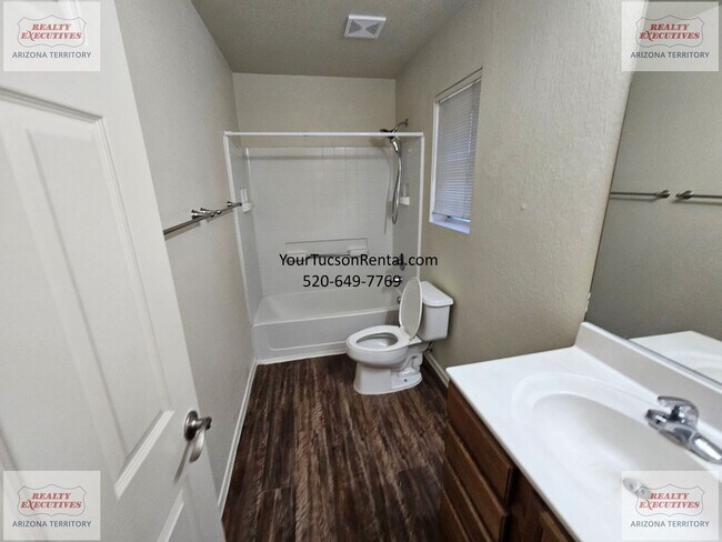 Building Photo - 3/2 & a Loft, AC off of River Road near Oracle Road