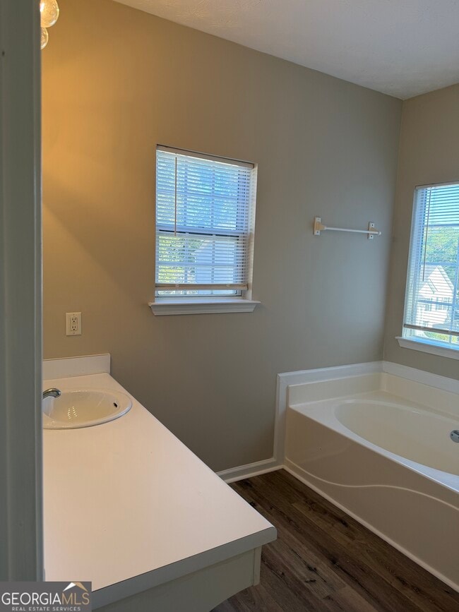 Building Photo - 2500 Lake Royale Dr