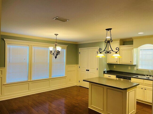 Building Photo - Beautiful 3 Bedroom Home with Screened Porch, Fenced Backyard & Open Floor Plan in Hahira