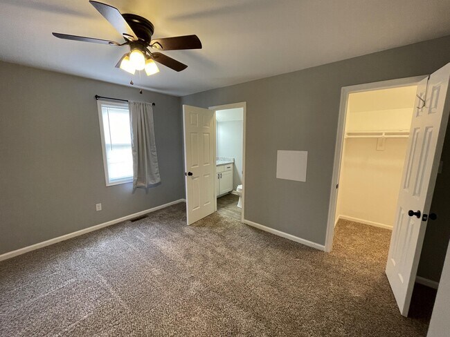 Building Photo - 1331 Middleneck Dr