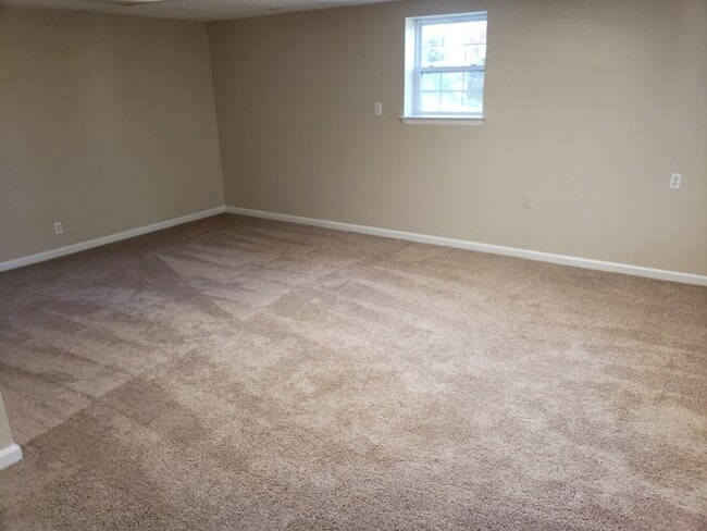 Building Photo - Large Home on Dead End street