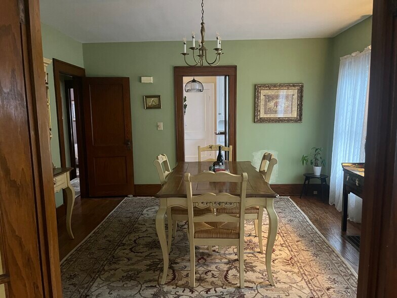 Building Photo - 719 W 2nd St