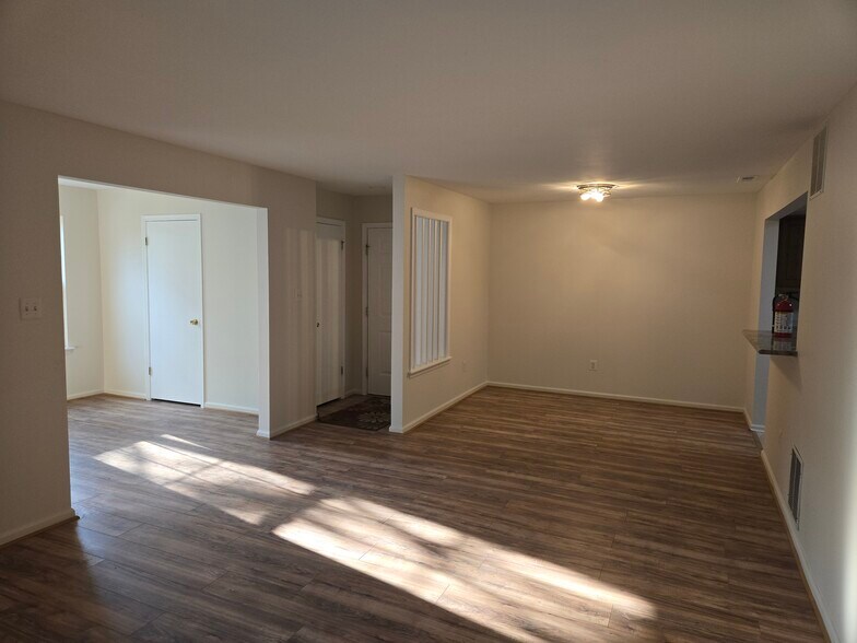 Building Photo - 6 Canterbury Ct