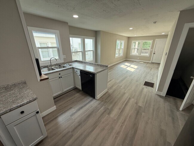 Building Photo - 1335-1335 W Mt Vernon St