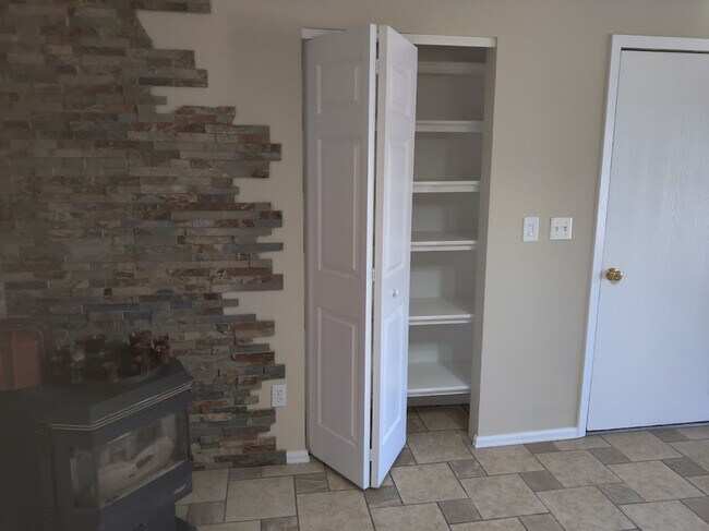 Building Photo - Quaint 3 bedroom Ranch Style Home Available!