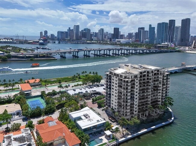 Building Photo - 801 N Venetian Dr