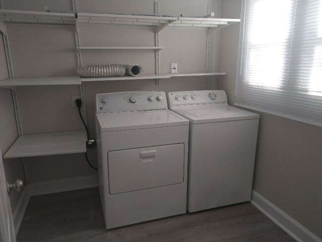 Building Photo - 905 E Osborne Ave