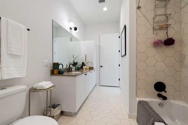 Building Photo - 800 Embassy Dr