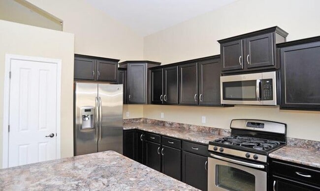 Building Photo - Amazing 2-Story Home