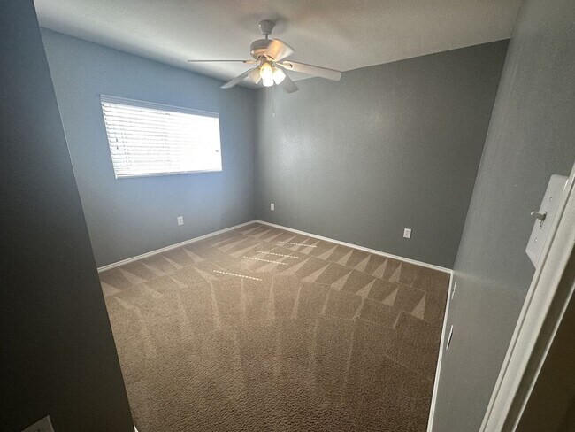 Building Photo - Great Floor Plan ~ Great Location ~ Lots o...