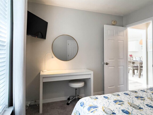 Building Photo - 852 Ladner Dr