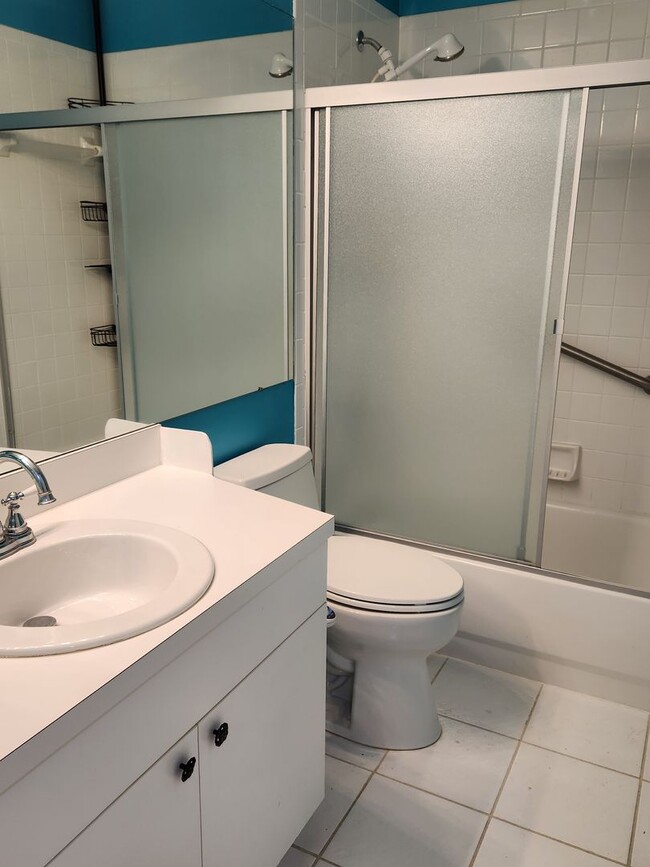 Building Photo - 6330 Green Oaks Cir
