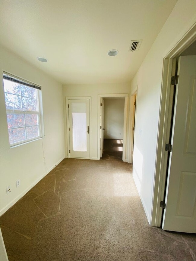 Building Photo - Westlake Winner... Walk to Parks & Schools 3 Bedroom 2.5 Baths